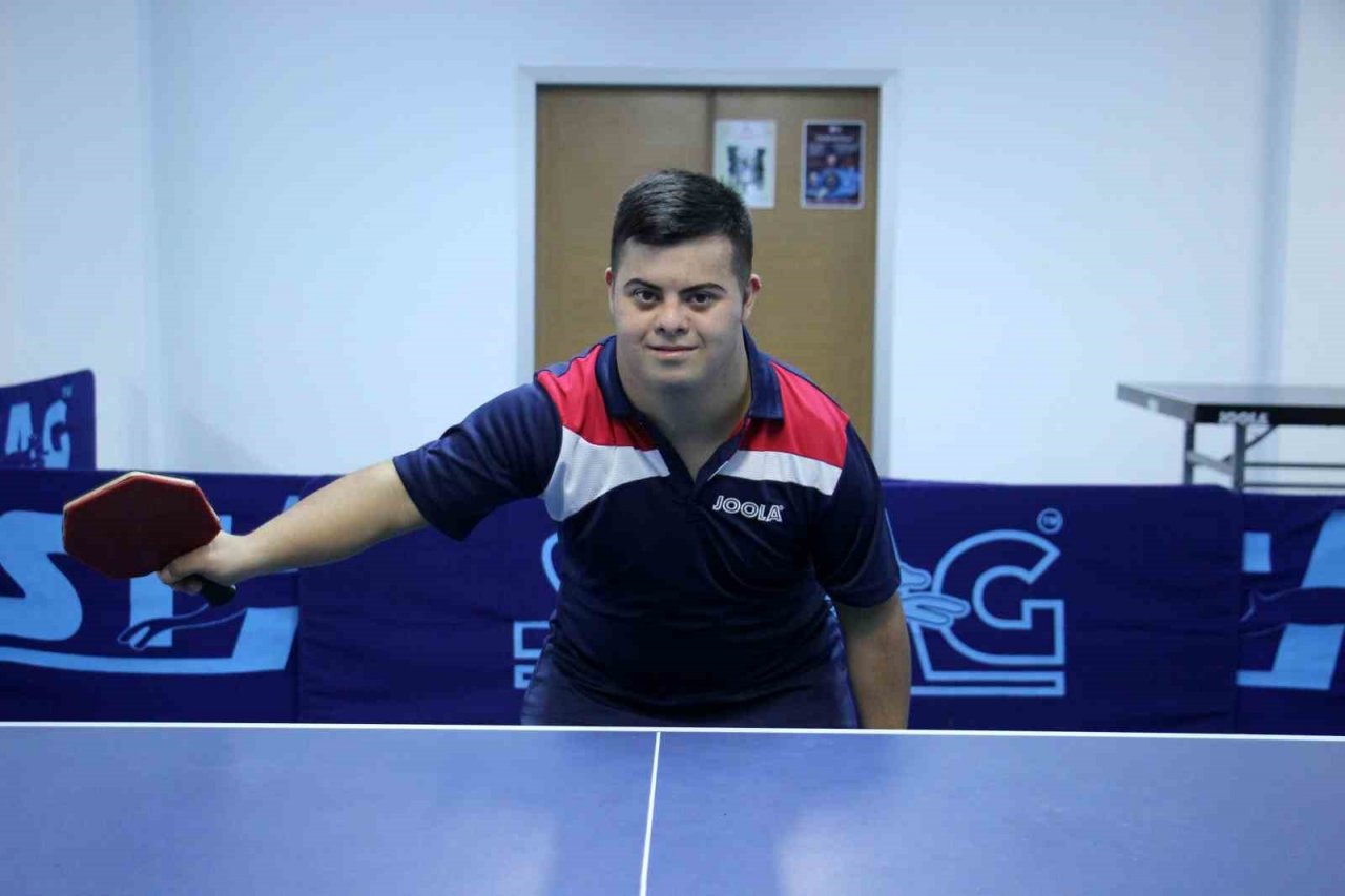 Down sendromlu Umut’un en büyük hedefi masa tenisinde kupa kaldırmak