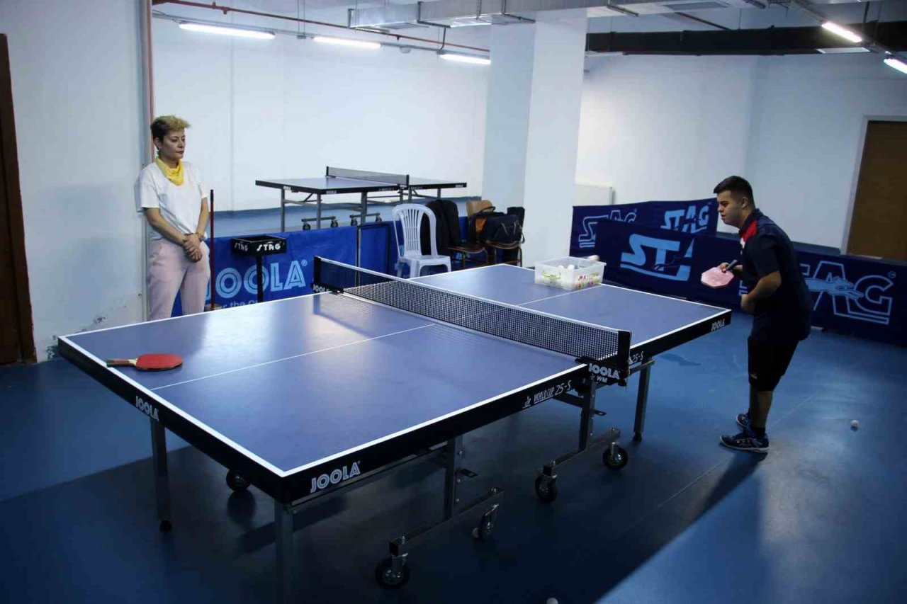 Down sendromlu Umut’un en büyük hedefi masa tenisinde kupa kaldırmak