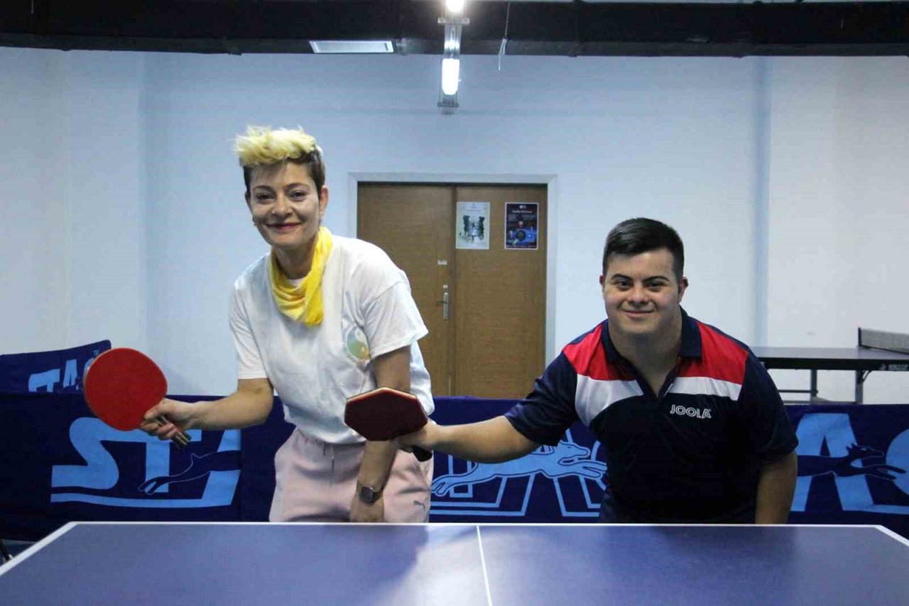 Down sendromlu Umut’un en büyük hedefi masa tenisinde kupa kaldırmak