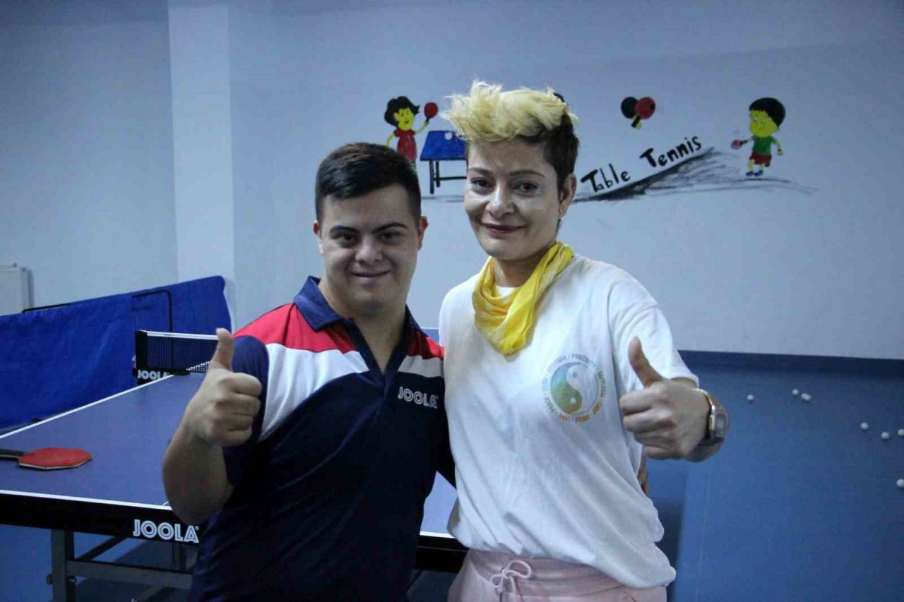 Down sendromlu Umut’un en büyük hedefi masa tenisinde kupa kaldırmak
