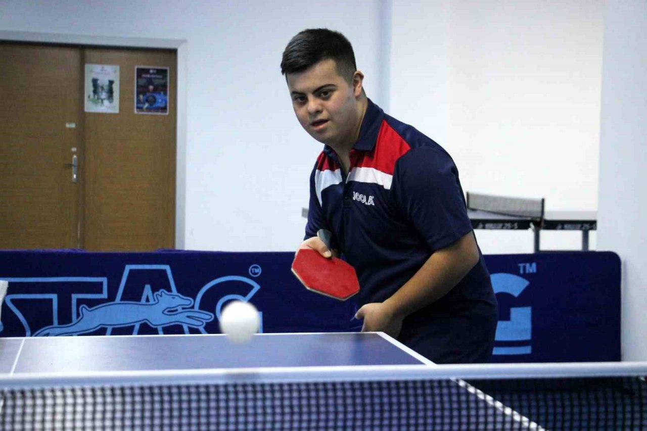 Down sendromlu Umut’un en büyük hedefi masa tenisinde kupa kaldırmak