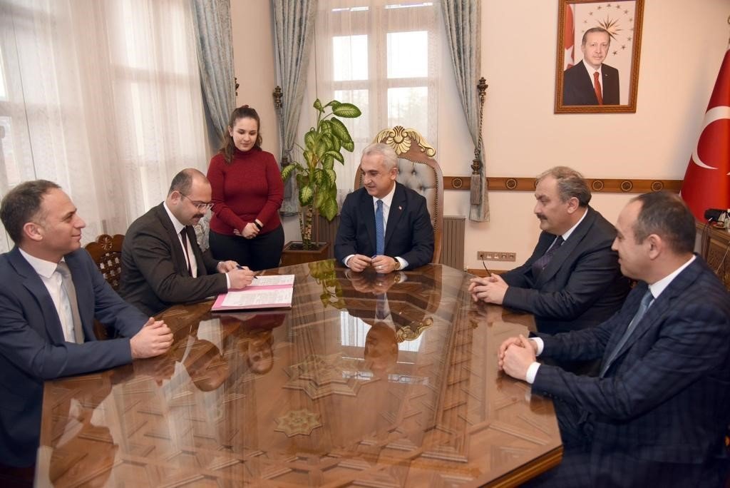 Tosya’da inşa edilecek dev spor kompleksinin arsa devir işlemi tamamlandı
