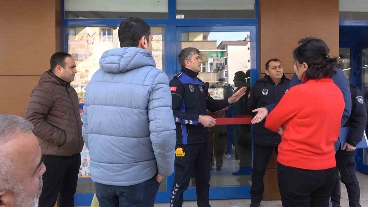 Yalova’da projeye aykırı duvar yıkılan binadaki BİM market mühürlendi