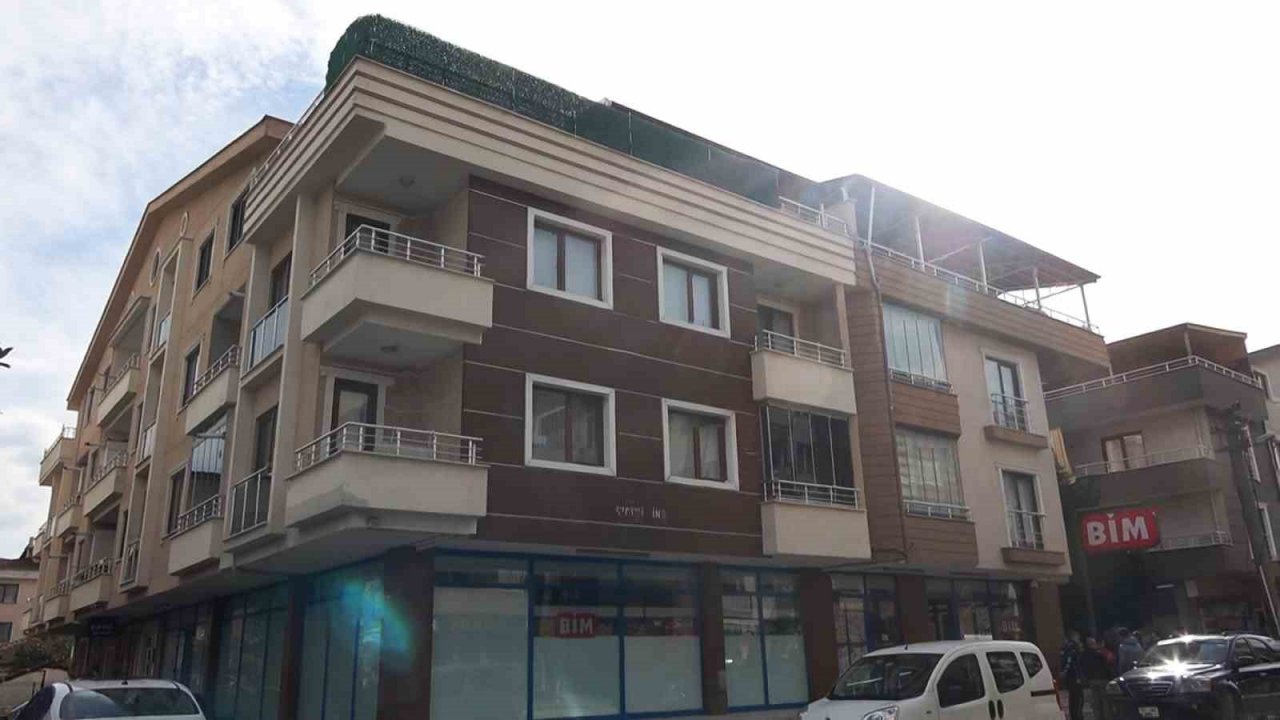 Yalova’da projeye aykırı duvar yıkılan binadaki BİM market mühürlendi