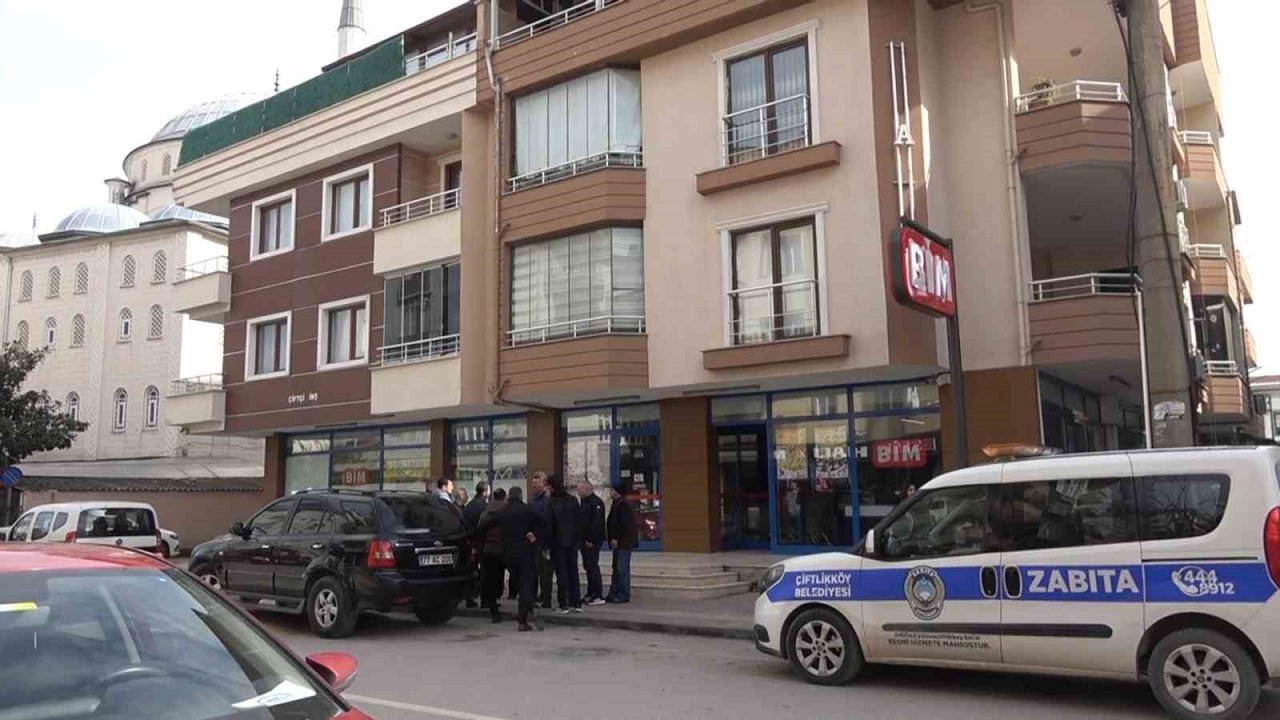 Yalova’da projeye aykırı duvar yıkılan binadaki BİM market mühürlendi