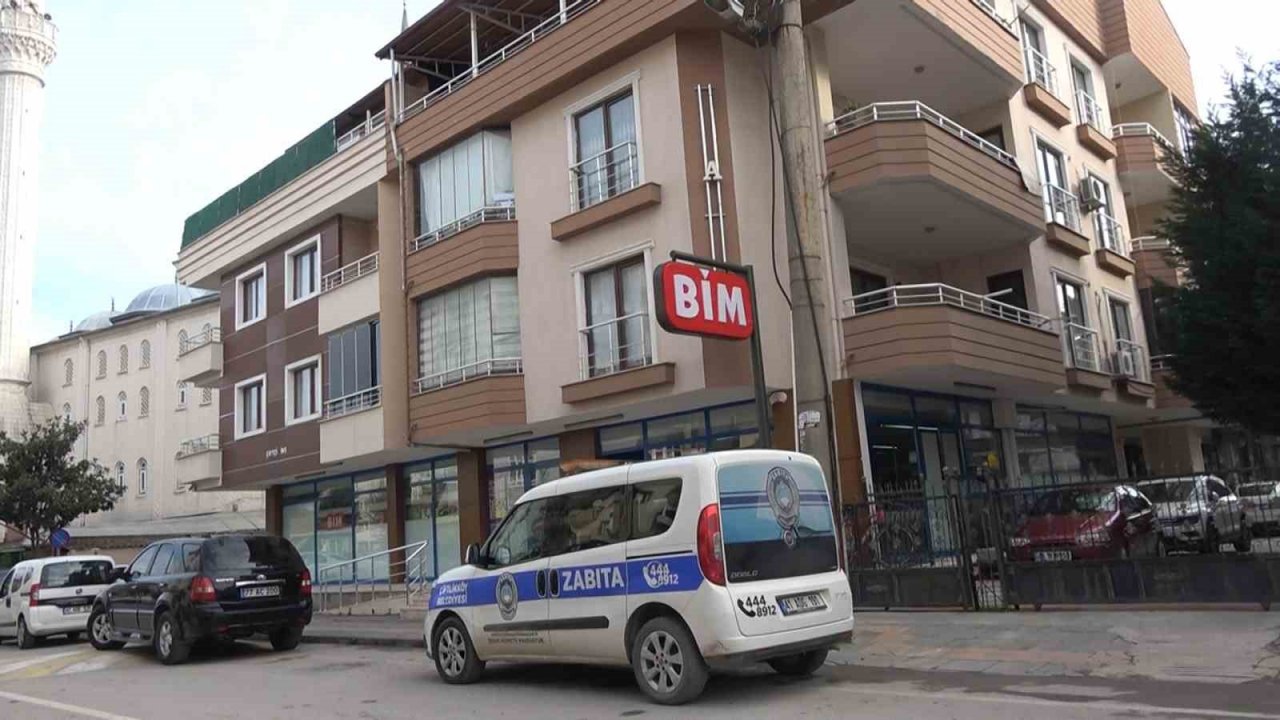 Yalova’da projeye aykırı duvar yıkılan binadaki BİM market mühürlendi