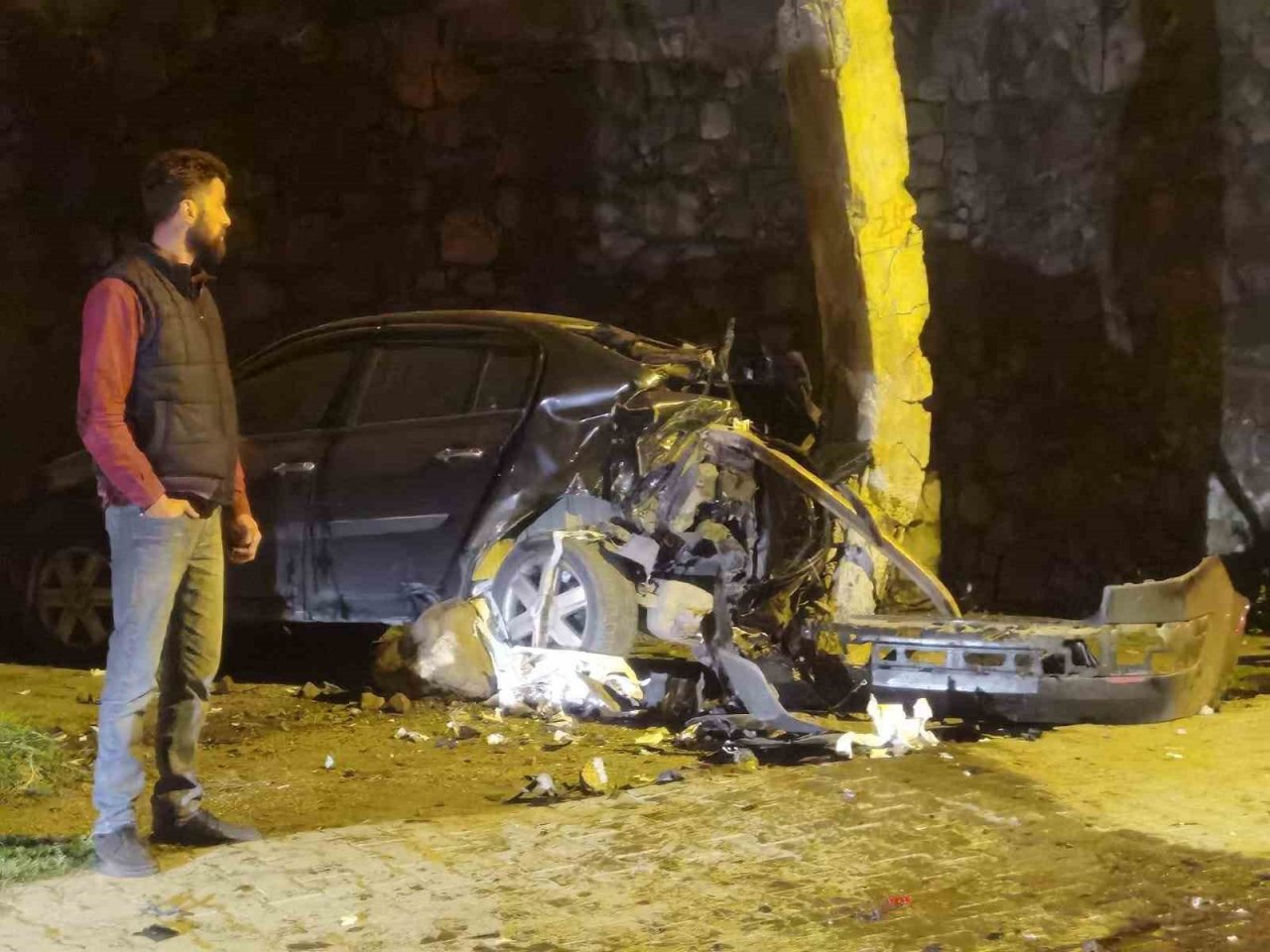 Kontrolden çıkan otomobil garajdaki aracı hurdaya çevirdi