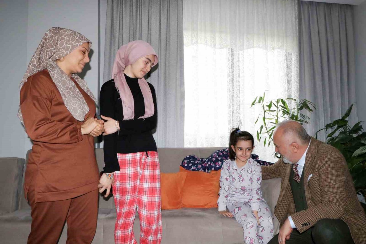 Başkan Silpagar depremzede aileleri ziyaret etti