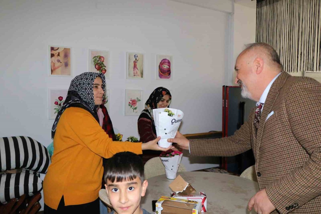 Başkan Silpagar depremzede aileleri ziyaret etti