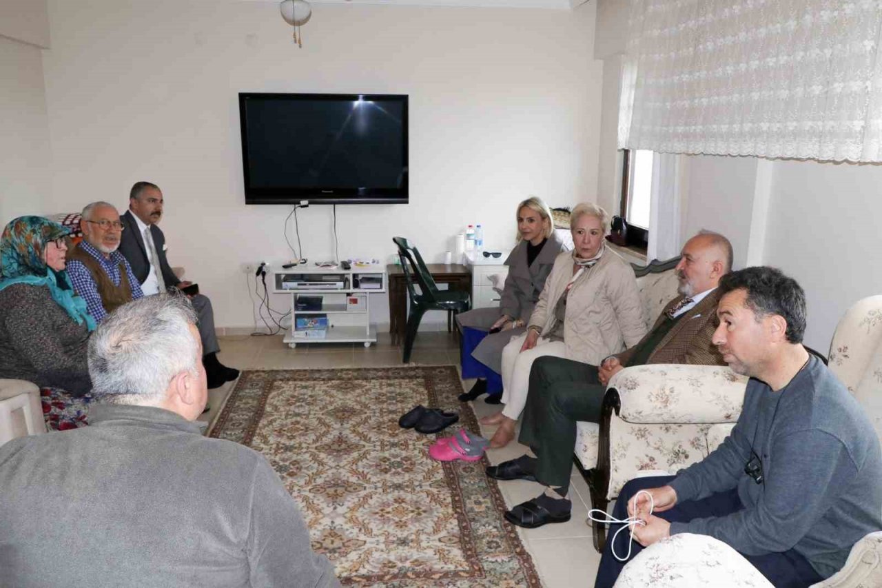 Başkan Silpagar depremzede aileleri ziyaret etti