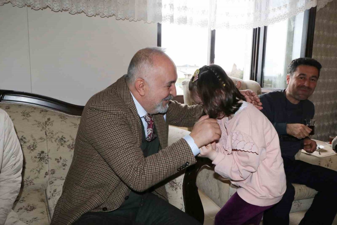 Başkan Silpagar depremzede aileleri ziyaret etti