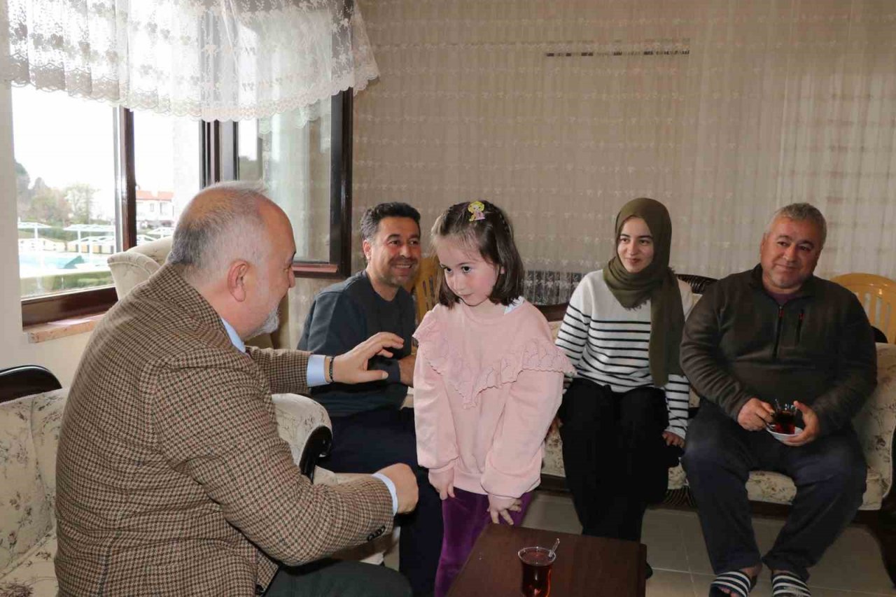 Başkan Silpagar depremzede aileleri ziyaret etti