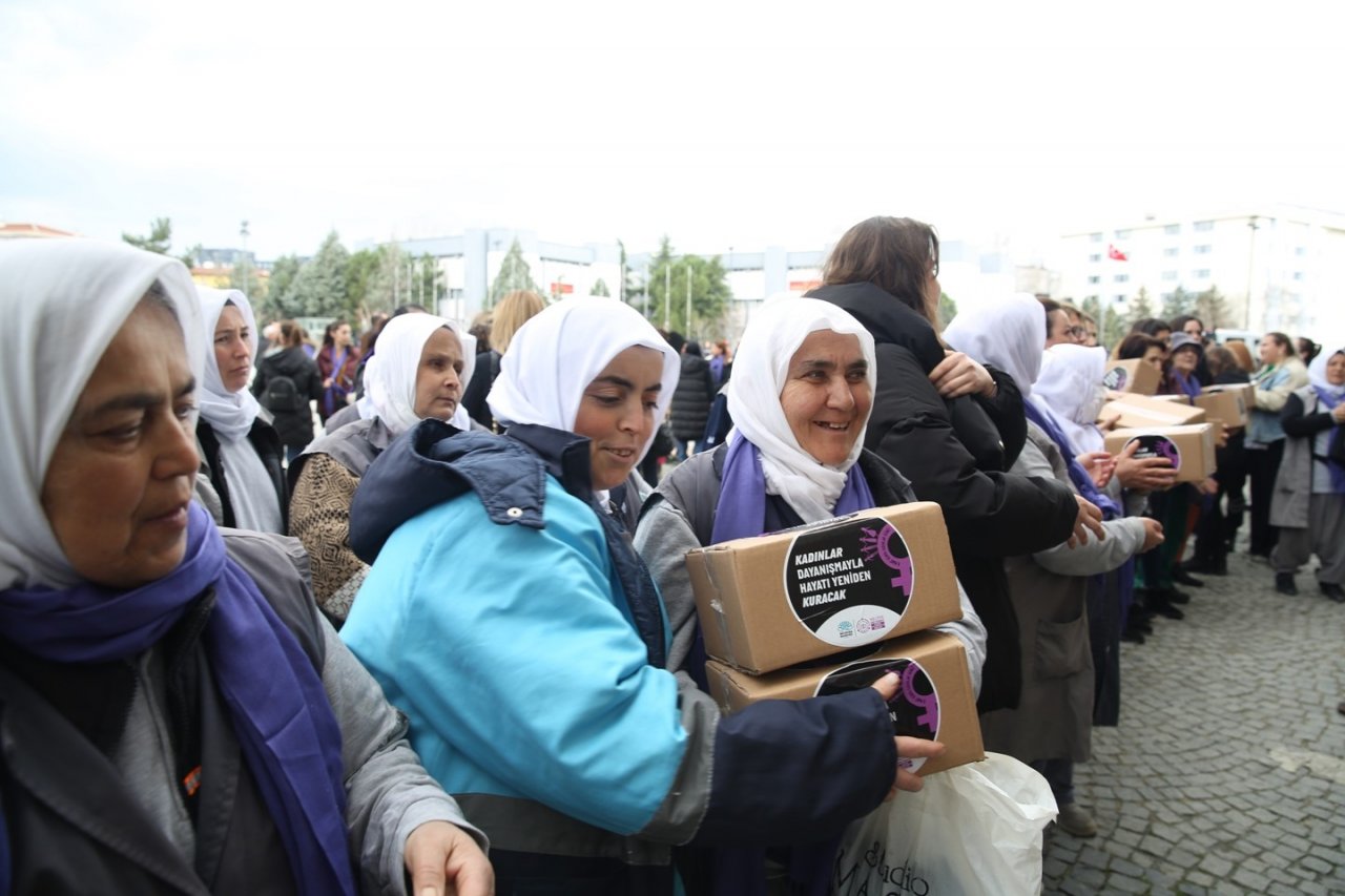 Nilüfer’de 8 Mart Dünya Kadınlar Günü’nde deprem bölgesine hijyen tırı