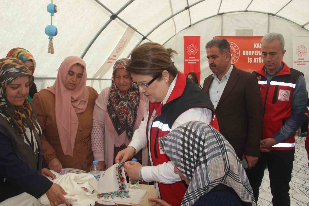 Bakan Yanık depremzede kadınları ziyaret etti