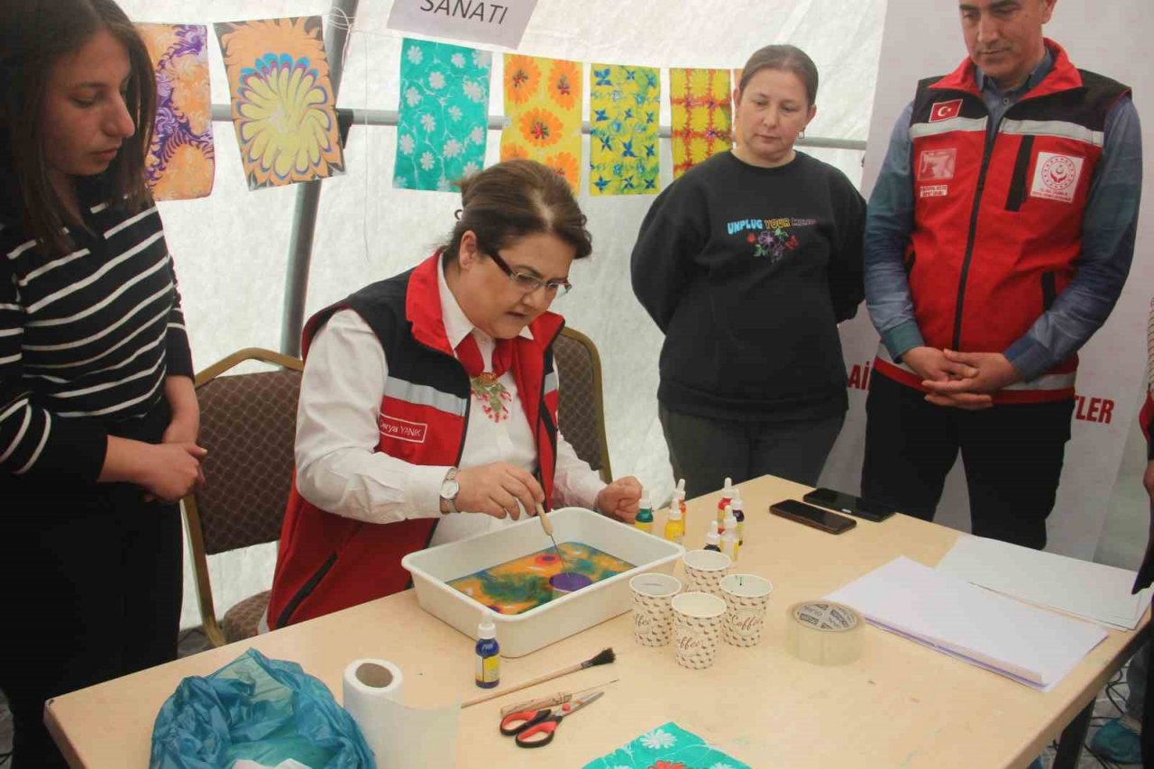 Bakan Yanık depremzede kadınları ziyaret etti