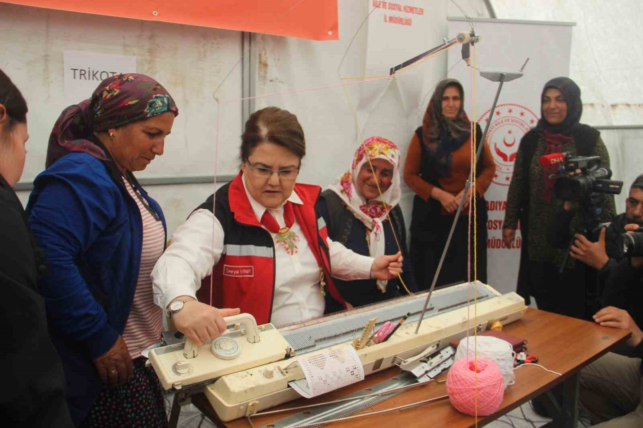 Bakan Yanık depremzede kadınları ziyaret etti