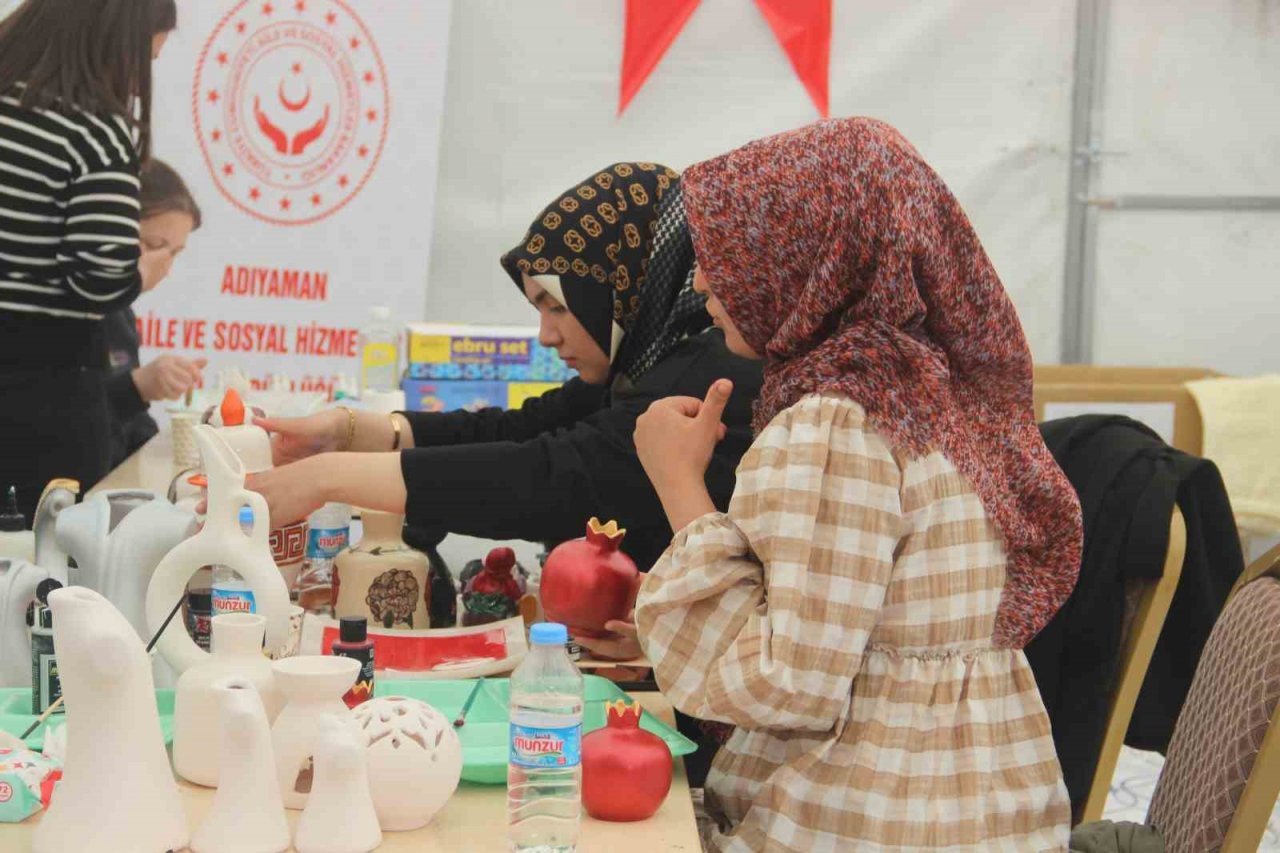 Bakan Yanık depremzede kadınları ziyaret etti