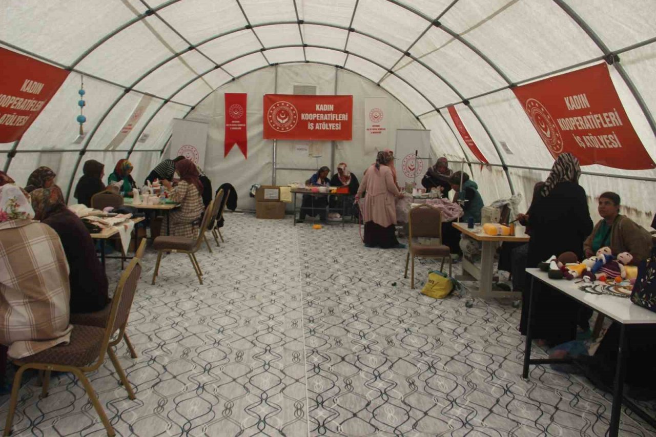 Bakan Yanık depremzede kadınları ziyaret etti