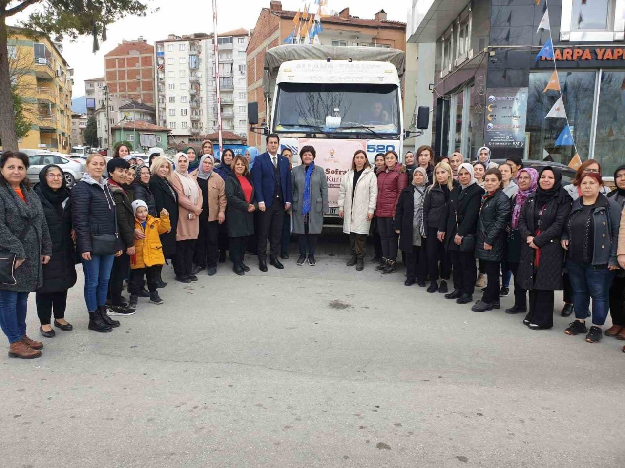 AK Partili kadınlardan depremzedelere anlamlı destek
