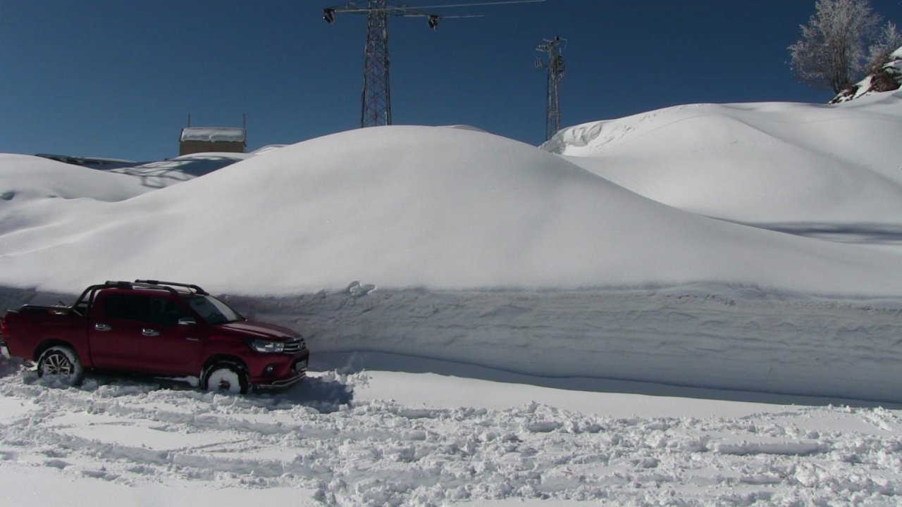 Kar nedeniyle 30 gündür yolu kapalı olan köye ulaşılarak acil hastalar hastaneye nakledildi