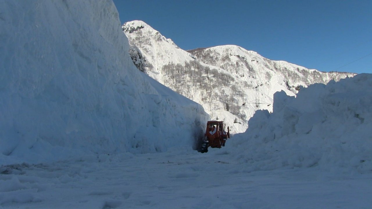 Kar nedeniyle 30 gündür yolu kapalı olan köye ulaşılarak acil hastalar hastaneye nakledildi