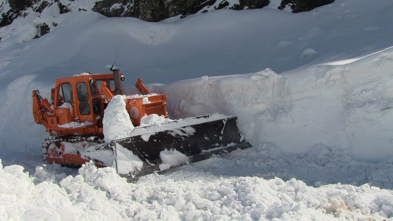 Kar nedeniyle 30 gündür yolu kapalı olan köye ulaşılarak acil hastalar hastaneye nakledildi