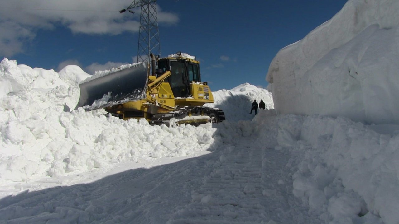 Kar nedeniyle 30 gündür yolu kapalı olan köye ulaşılarak acil hastalar hastaneye nakledildi