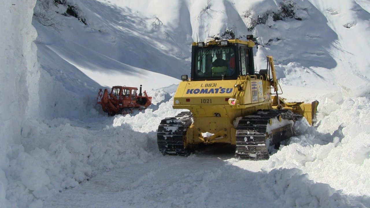 Kar nedeniyle 30 gündür yolu kapalı olan köye ulaşılarak acil hastalar hastaneye nakledildi