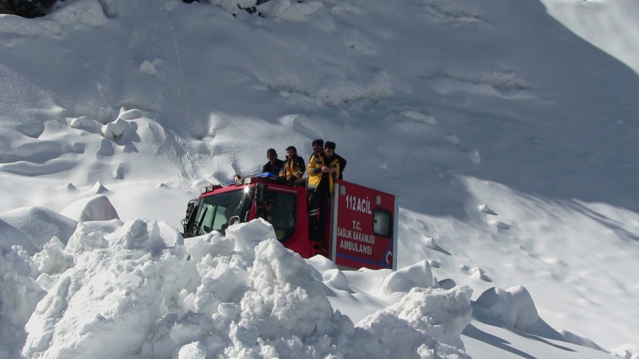Kar nedeniyle 30 gündür yolu kapalı olan köye ulaşılarak acil hastalar hastaneye nakledildi