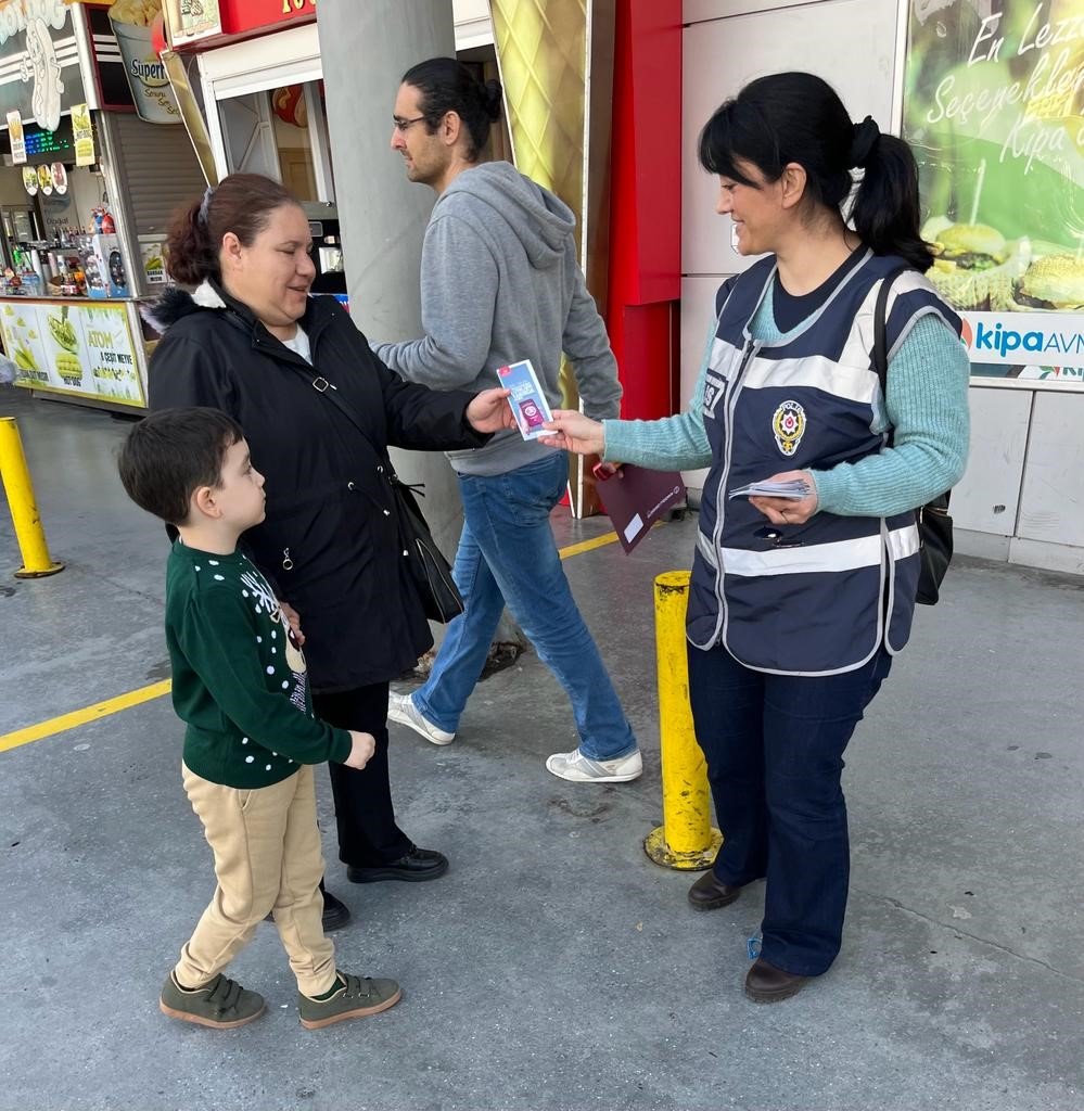 Asayiş ekipleri kadınların günlerini kutladı