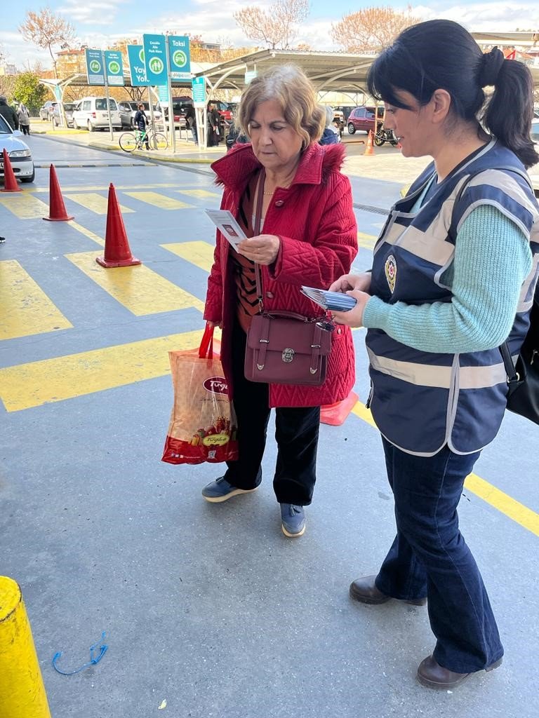 Asayiş ekipleri kadınların günlerini kutladı