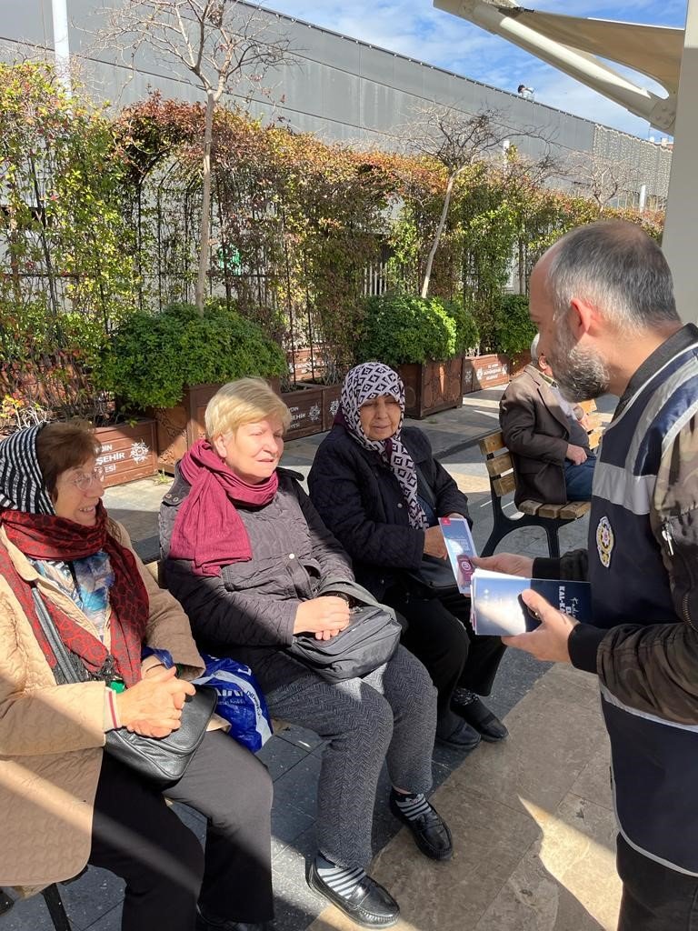 Asayiş ekipleri kadınların günlerini kutladı