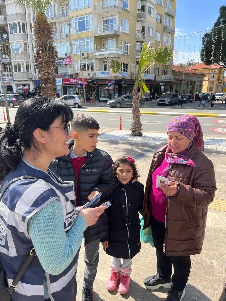 Asayiş ekipleri kadınların günlerini kutladı