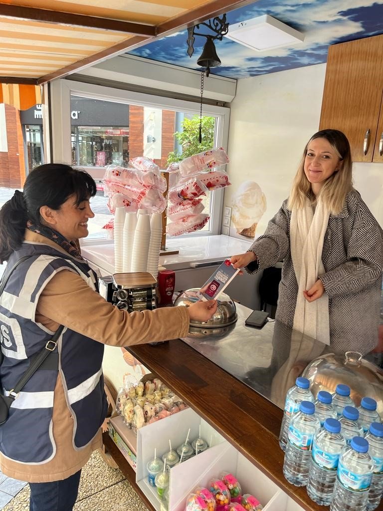 Asayiş ekipleri kadınların günlerini kutladı