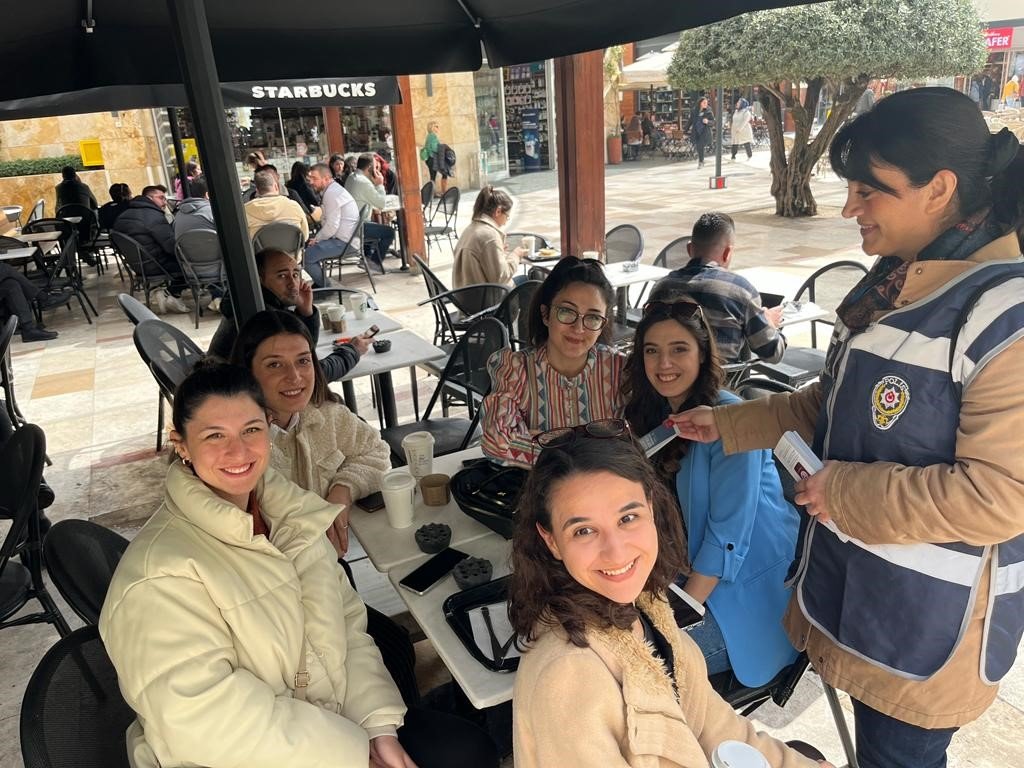 Asayiş ekipleri kadınların günlerini kutladı