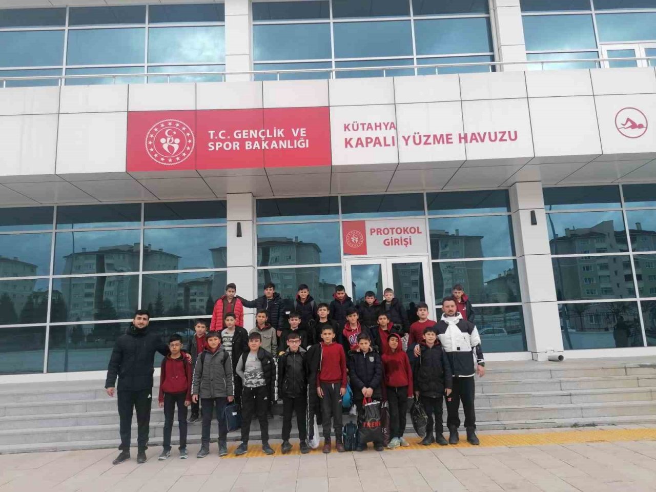 Aslanapa’da 60 ortaokul öğrencisi yüzme öğreniyor