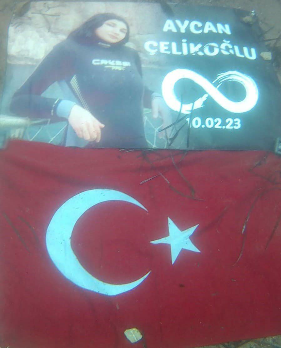 Depremde kaybettikleri arkadaşlarını Kadınlar Günü’nde su altına dalarak andılar