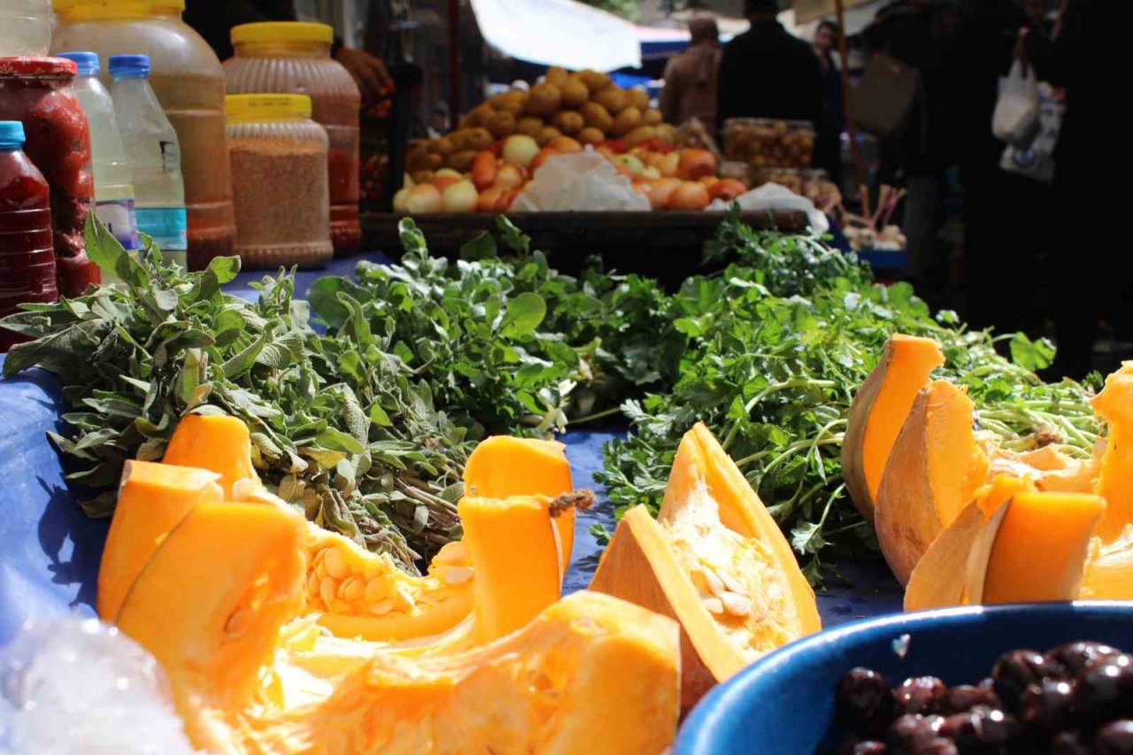 Dağlardan topladığı ot ve bitkileri pazarda satıyor