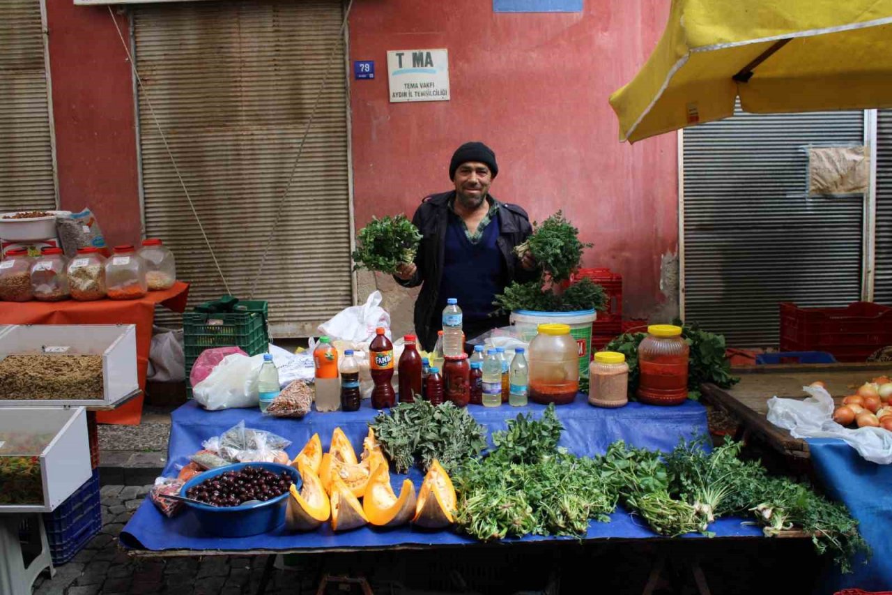 Dağlardan topladığı ot ve bitkileri pazarda satıyor