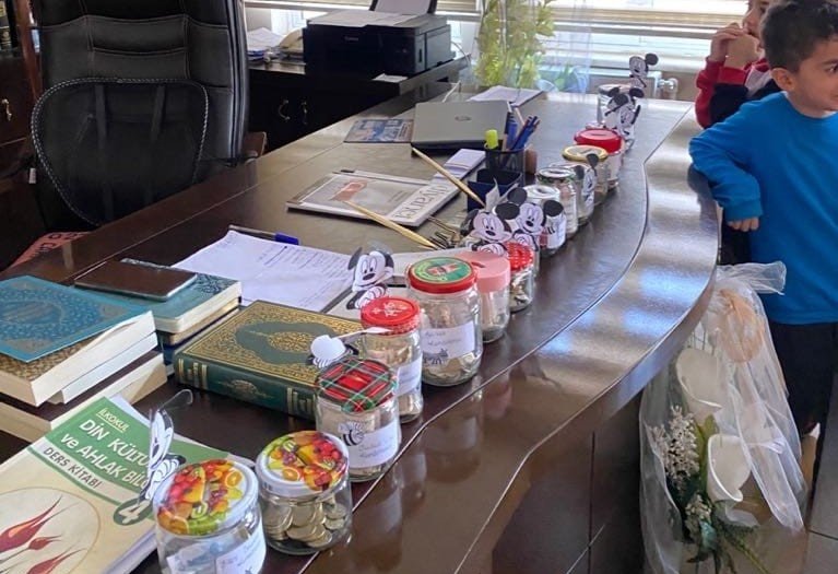 Germencikli minikler kumbaralarını depremzedeler için bağışladı