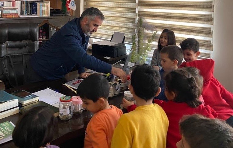 Germencikli minikler kumbaralarını depremzedeler için bağışladı