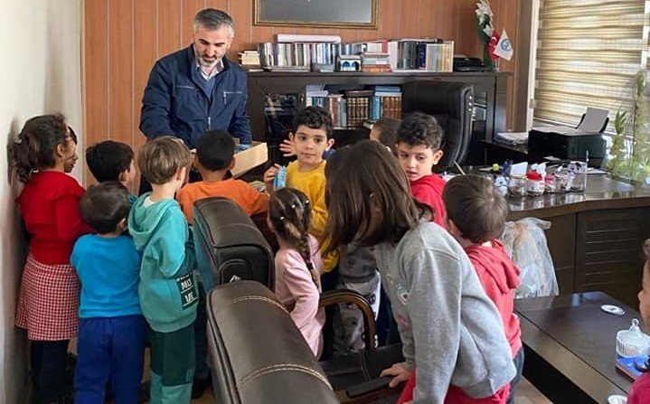 Germencikli minikler kumbaralarını depremzedeler için bağışladı