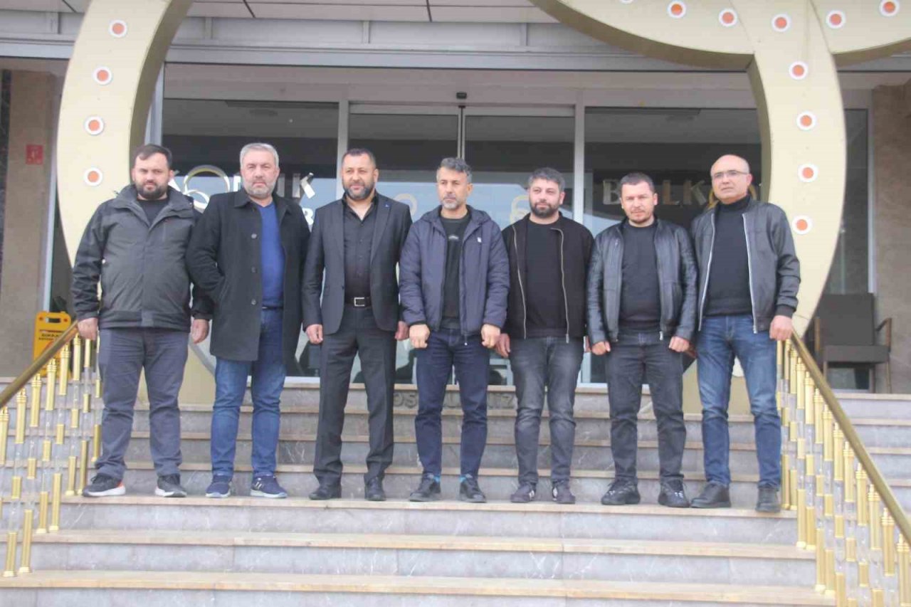 Sedat sarıkaya; "Bu bir bayrak yarışı"