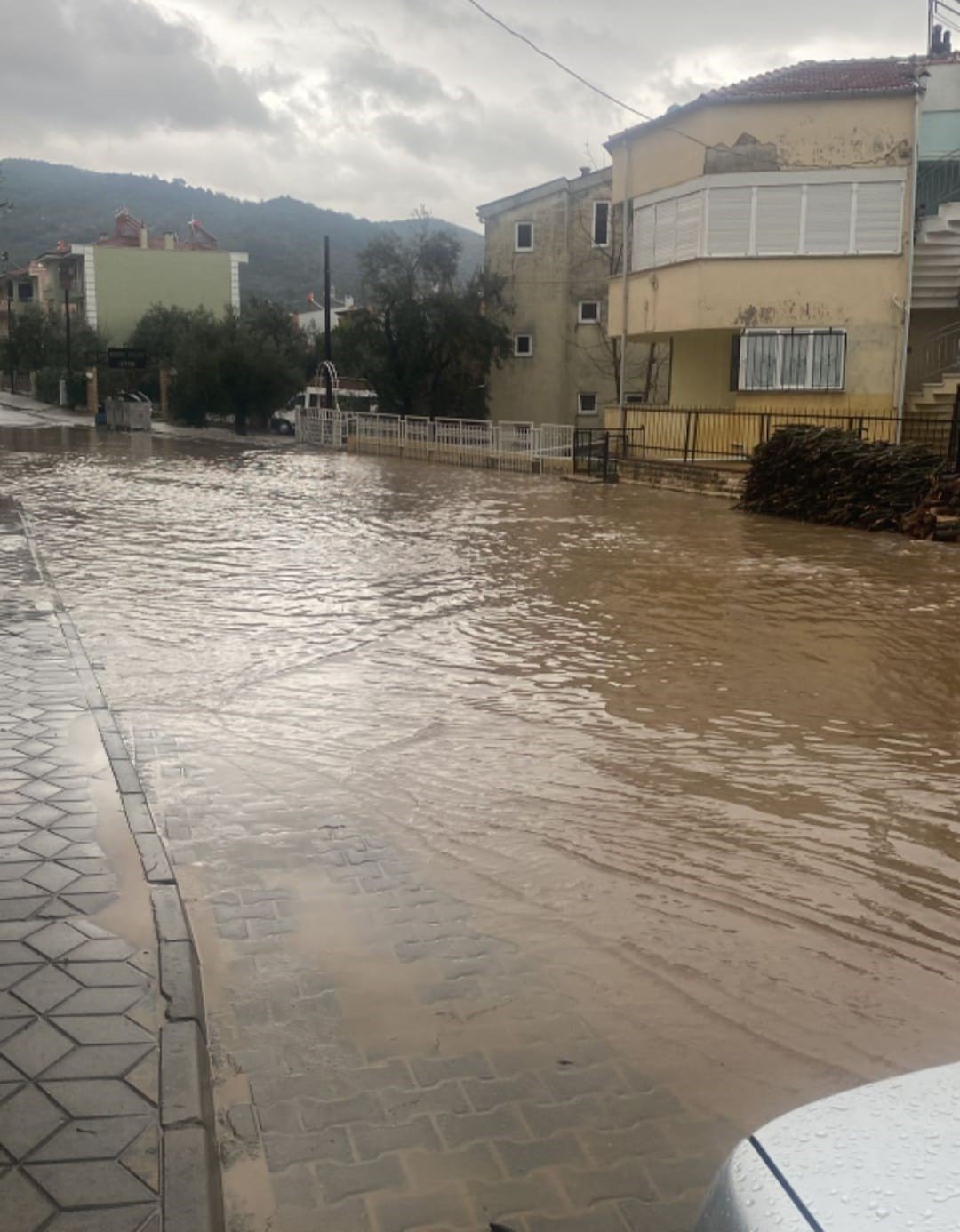 Balıkesir’de sağanak yağış su baskınlarına neden oldu