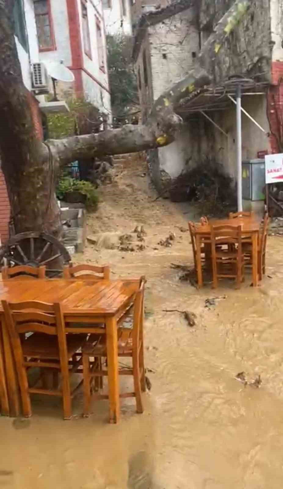 Balıkesir’de sağanak yağış su baskınlarına neden oldu