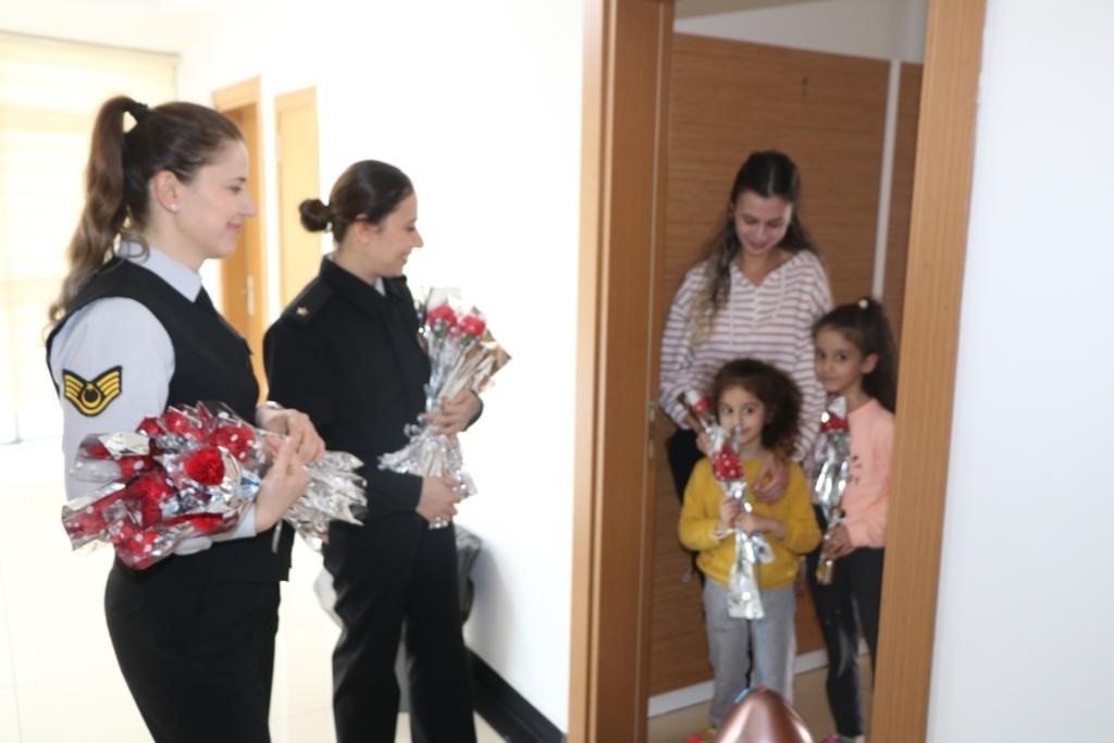 Jandarma ekipleri depremzede kadınların Kadınlar Günü’nü kutlandı