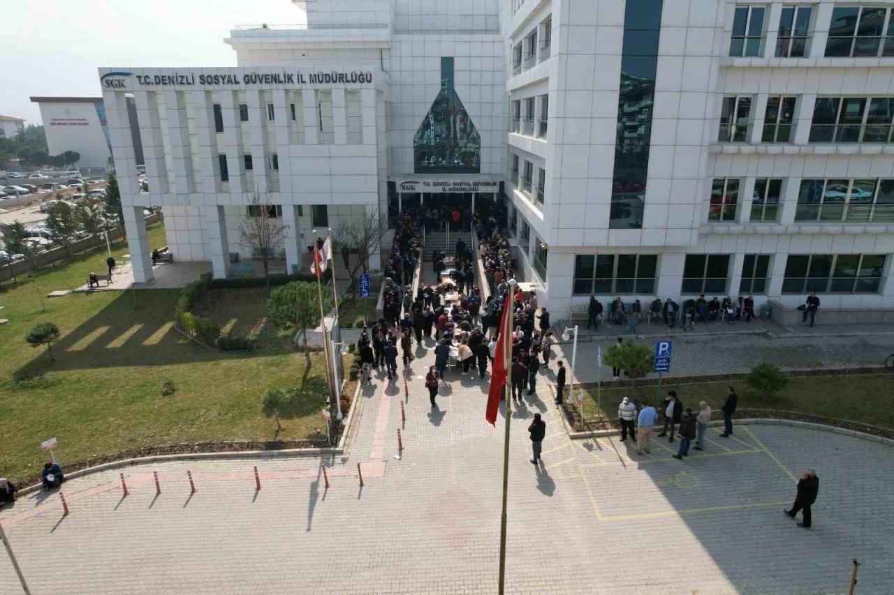 Denizli SGK’da EYT yoğunluğu sürüyor