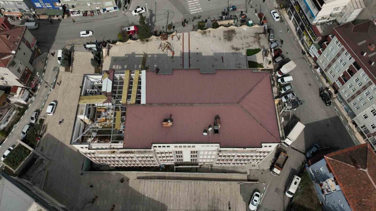 Dilovası’nda belediye binası yıkılıyor, kent meydanı heyecanı başlıyor