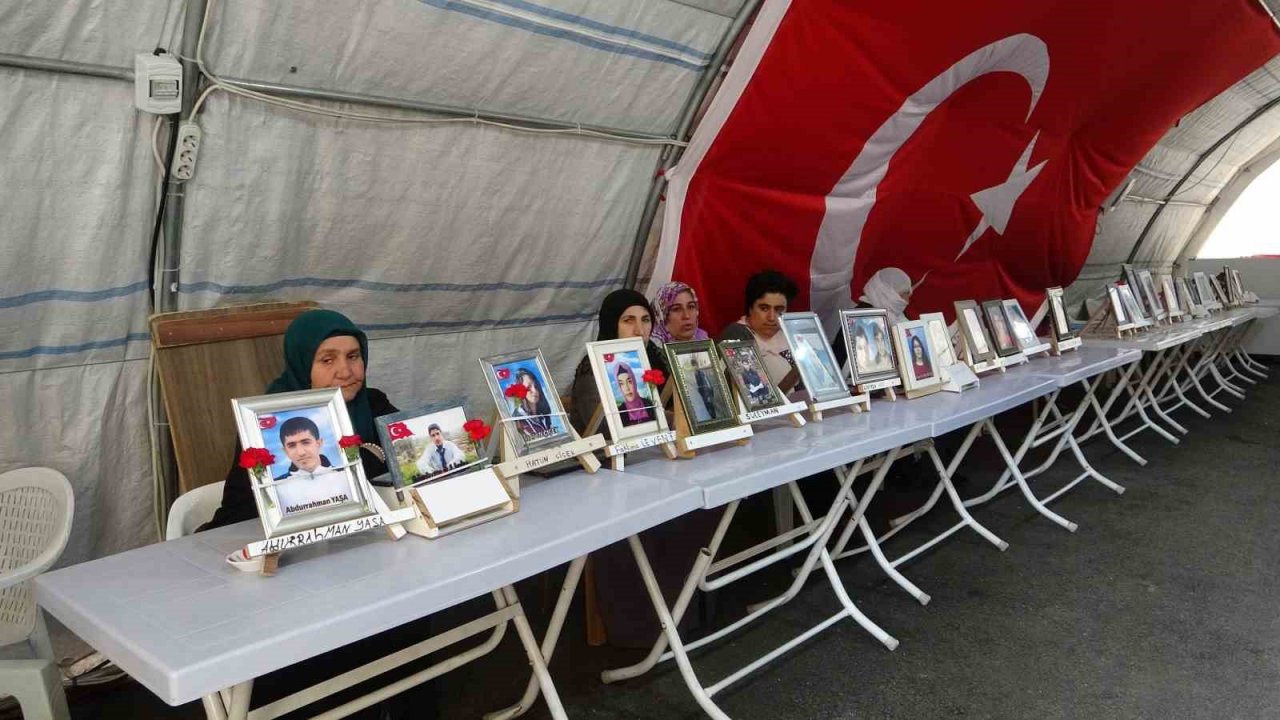 Yüreği yanık anneler 8 Mart Dünya Kadınlar Günü’nde de eylemlerine devam etti