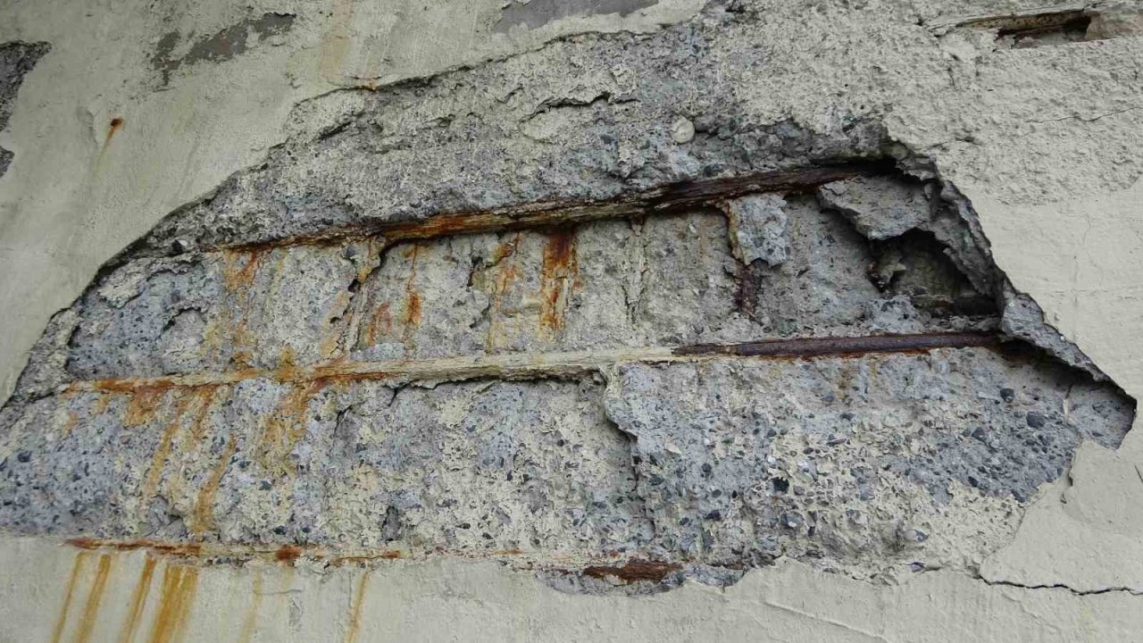 Maltepe’de betonunda midye kabukları ve paslı demirler görünen köprü havadan görüntülendi